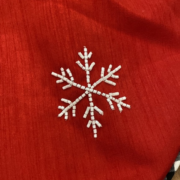Gnome and Snowflake Bead & Applique Tree Skirt - Picture 6 of 12